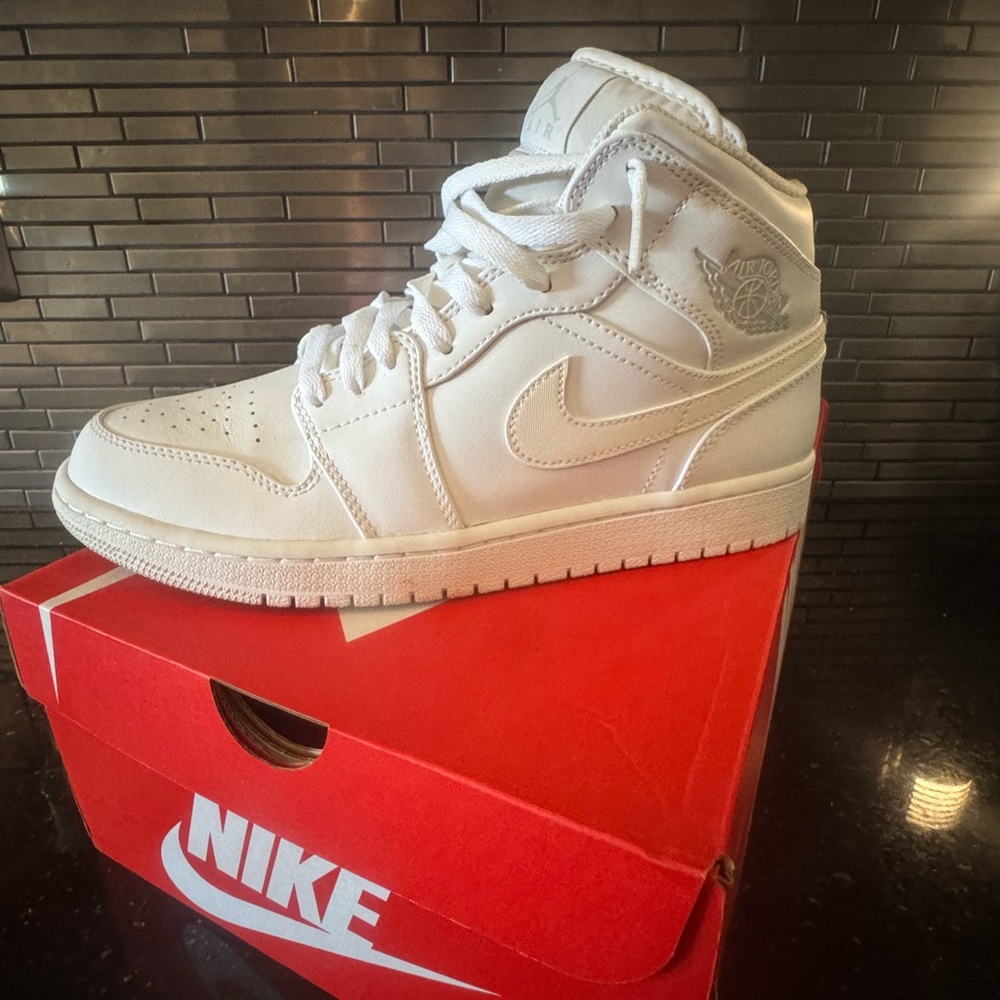Air Jordan Nike 2017 White High-Top Sneakers - Picture 7 of 7